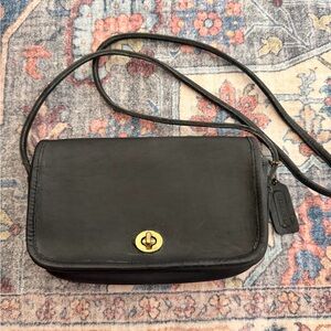 Vtg coach Black Leather Crossbody with Turnlock Closure